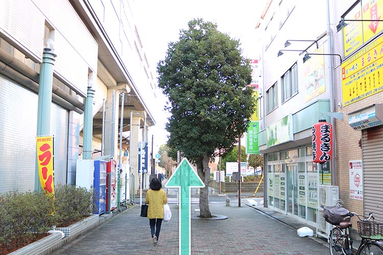 高架下沿いの道を直進します