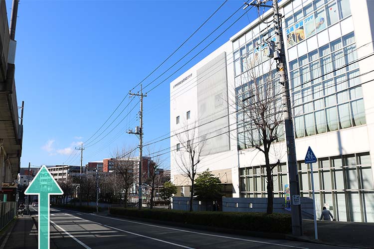 八千代市総合生涯学習プラザ前の道を直進します