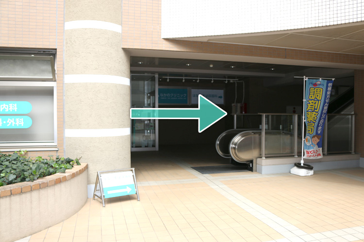 階段、エレベーターを昇りましたら矢印の方向にクリニックがございます。案内板もございます。
