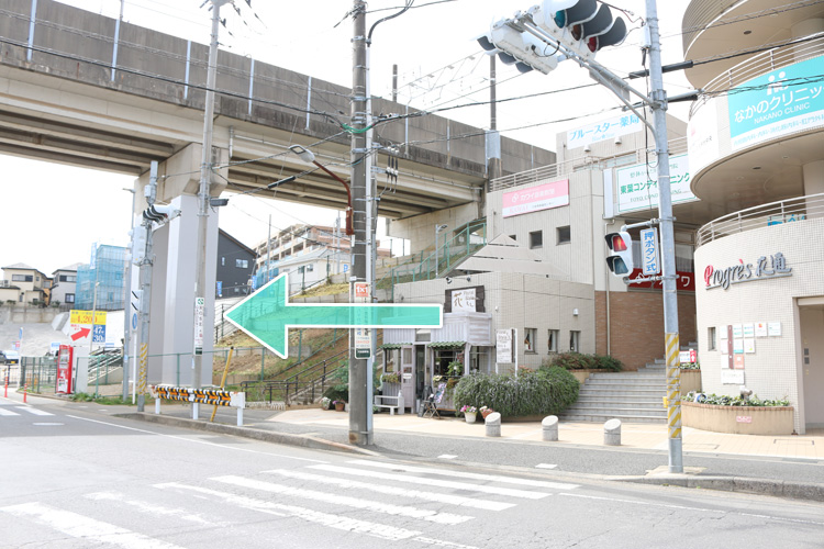 当クリニックの入るプログレス花通を出まして、東葉高速鉄道の高架下を過ぎますと、すぐに患者様専用駐車場がございます。